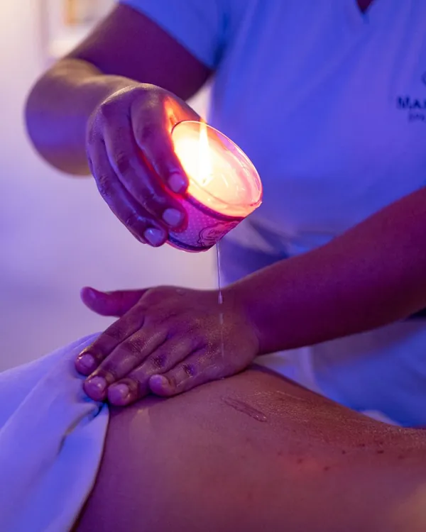 Massagem com vela aromática