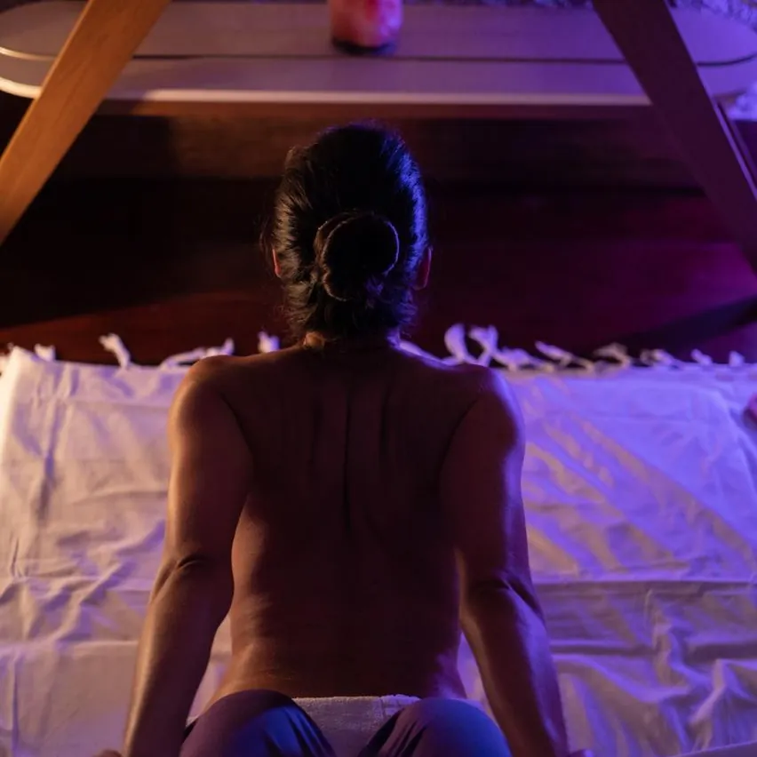 Cliente relaxando no spa